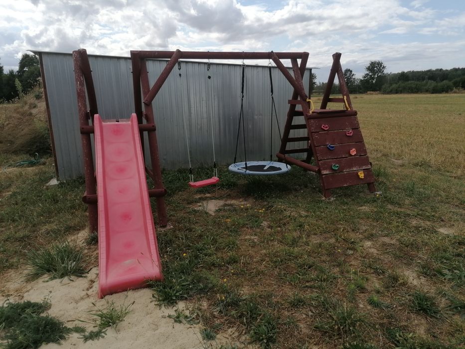 Plac zabaw huśtawka zjeżdżalnia wspinaczka