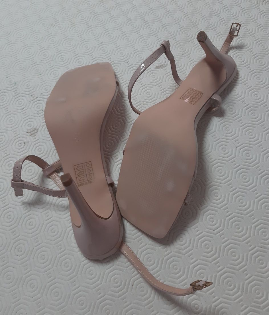 Sandálias de tiras cor nude verniz, lindas.