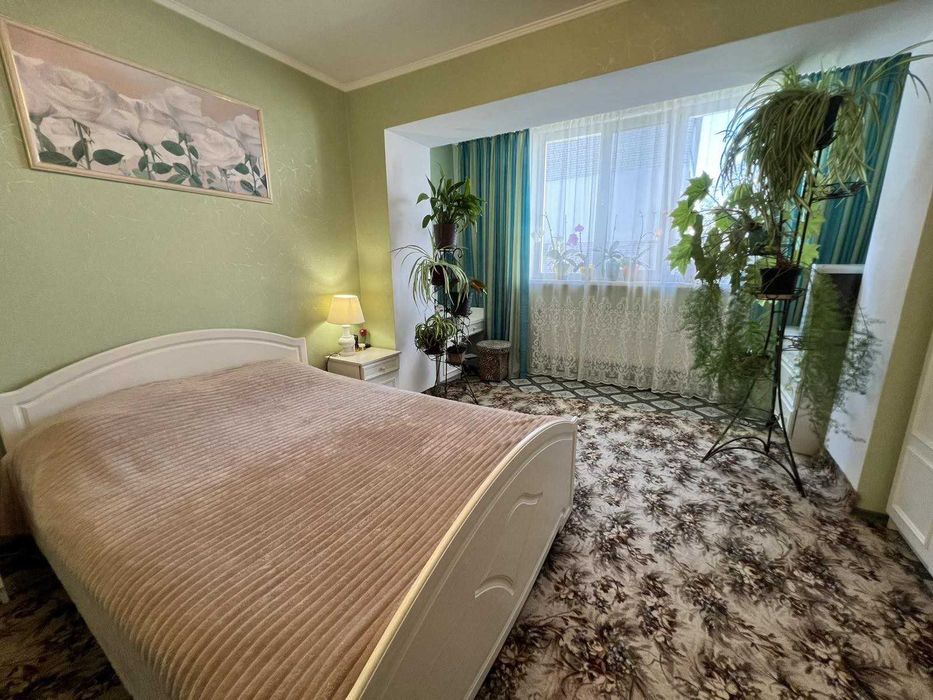 Простора 3-кімнатна квартира з окремим входом та власним двориком.