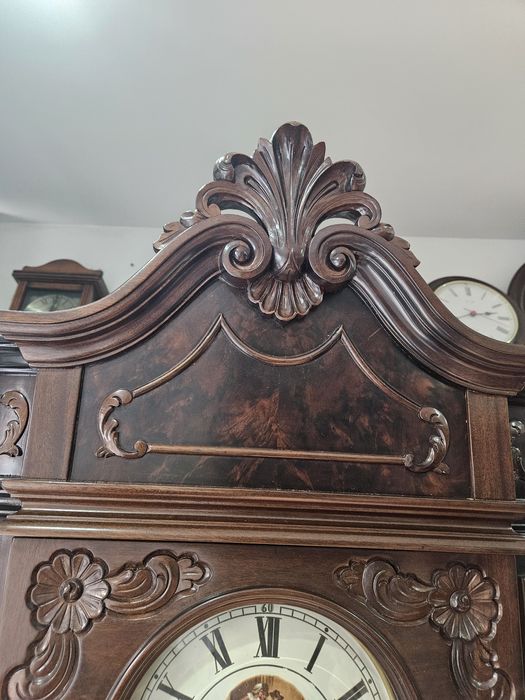 Relógio de sala  de caixa longa, pé alto com móvel