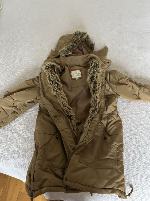 Casaco castanho da Massimo Dutti com pelo e carapuço