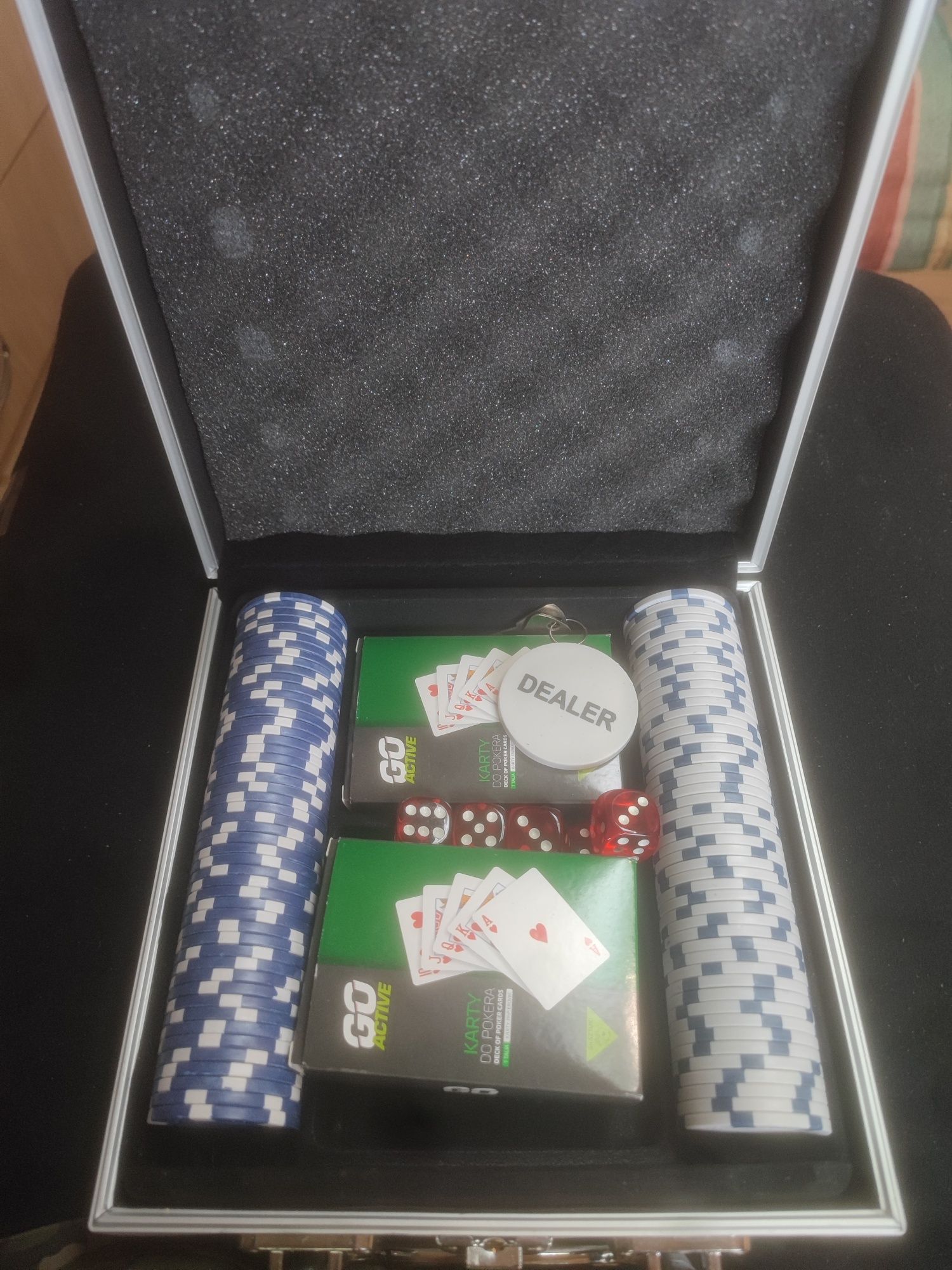 Zestaw do gry w pokera w aluminiowej walizce