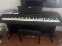 Piano Digital Yamaha com banco – Impecável!
