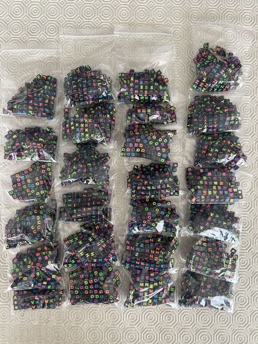 Conjunto de contas com letras para bijuteria