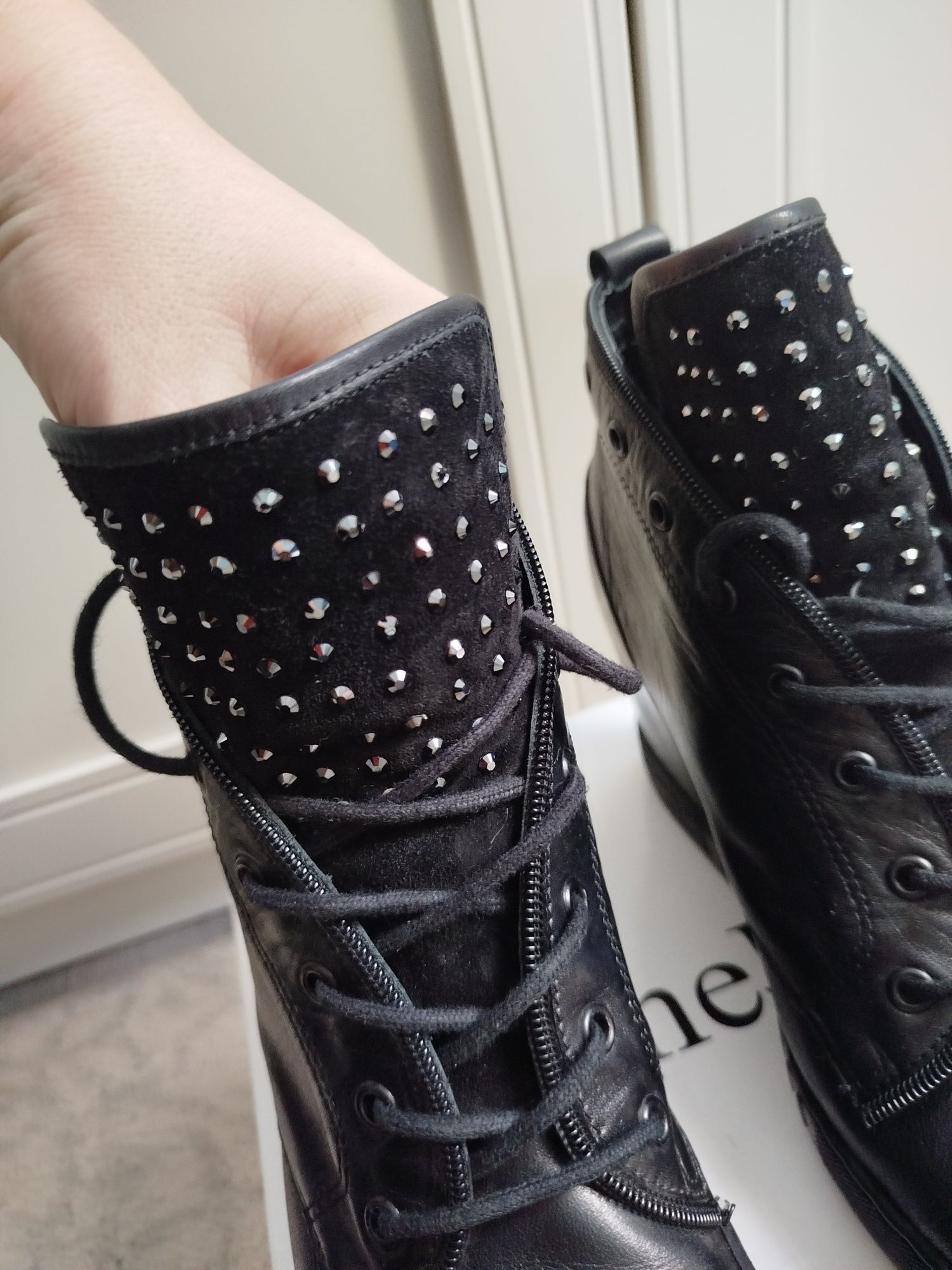 Sneakersy na koturnie Carinii 40 czarne