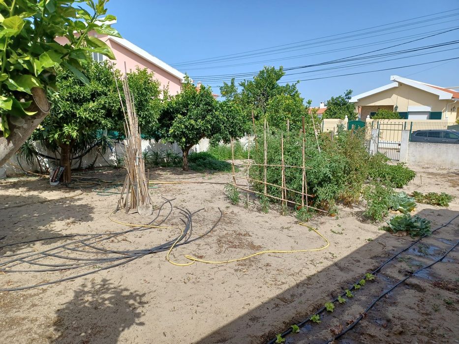 Terreno com anexo em Azeitão