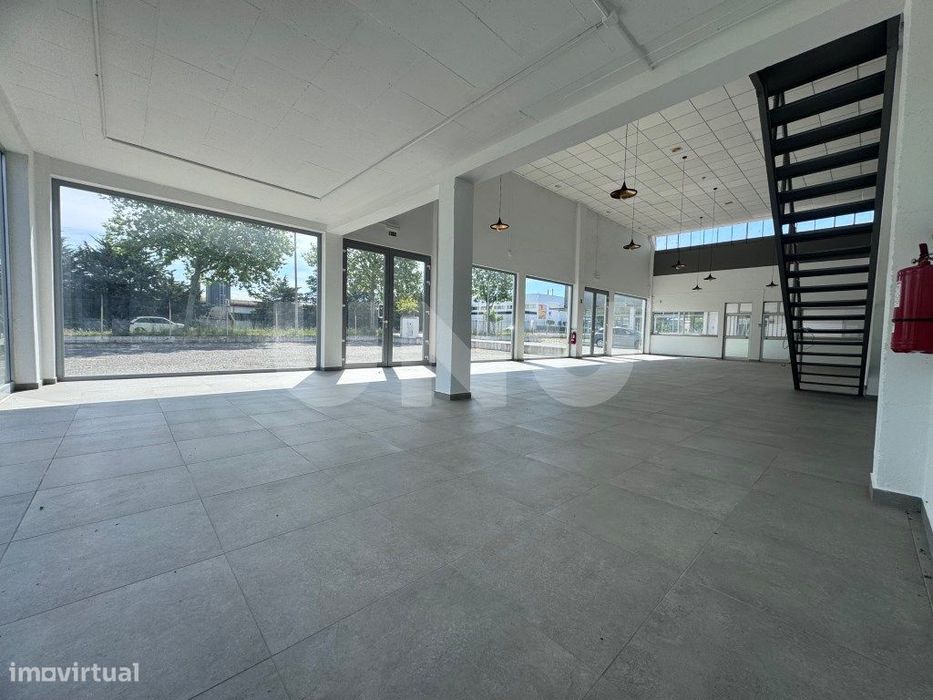 Pavilhão com 170m2 de área - Zona Industrial