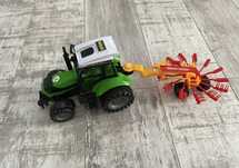 Traktor z maszyną