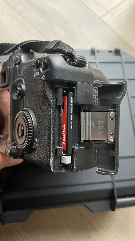 Aparat Canon 30D z obiektywem 18-55mm plus dodatki