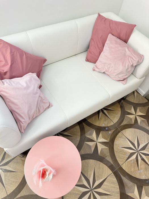 Оренда манікюр, візажний стіл, кушетка, педикюр Львів