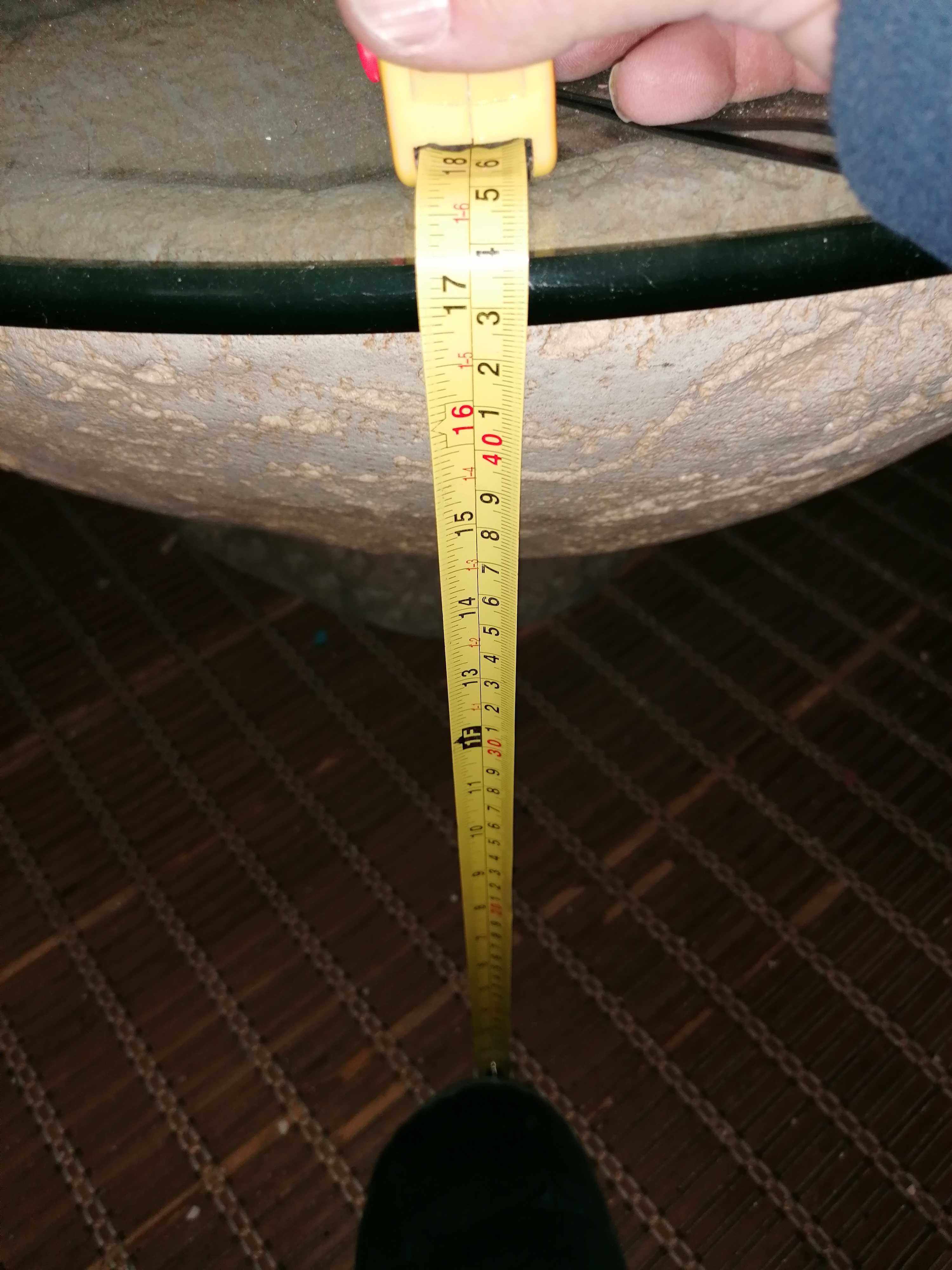 mesa de apoio em pedra e forma de concha