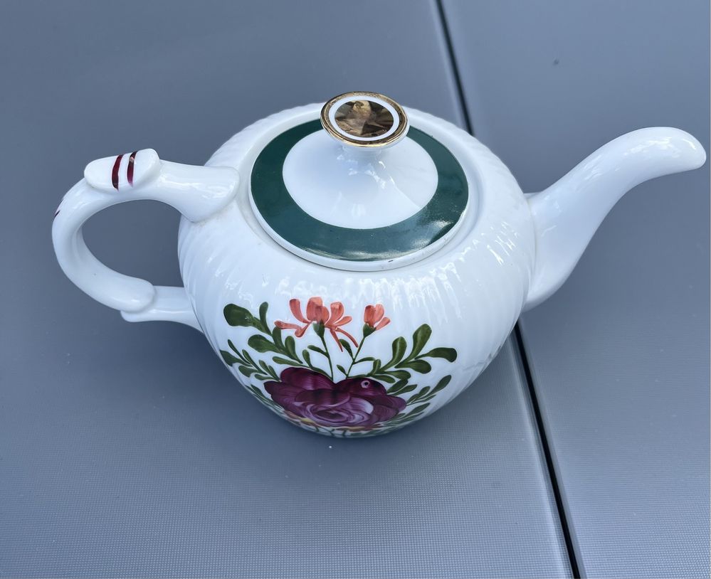 Porcelanowy dzbanek do herbaty motywem kwiaty