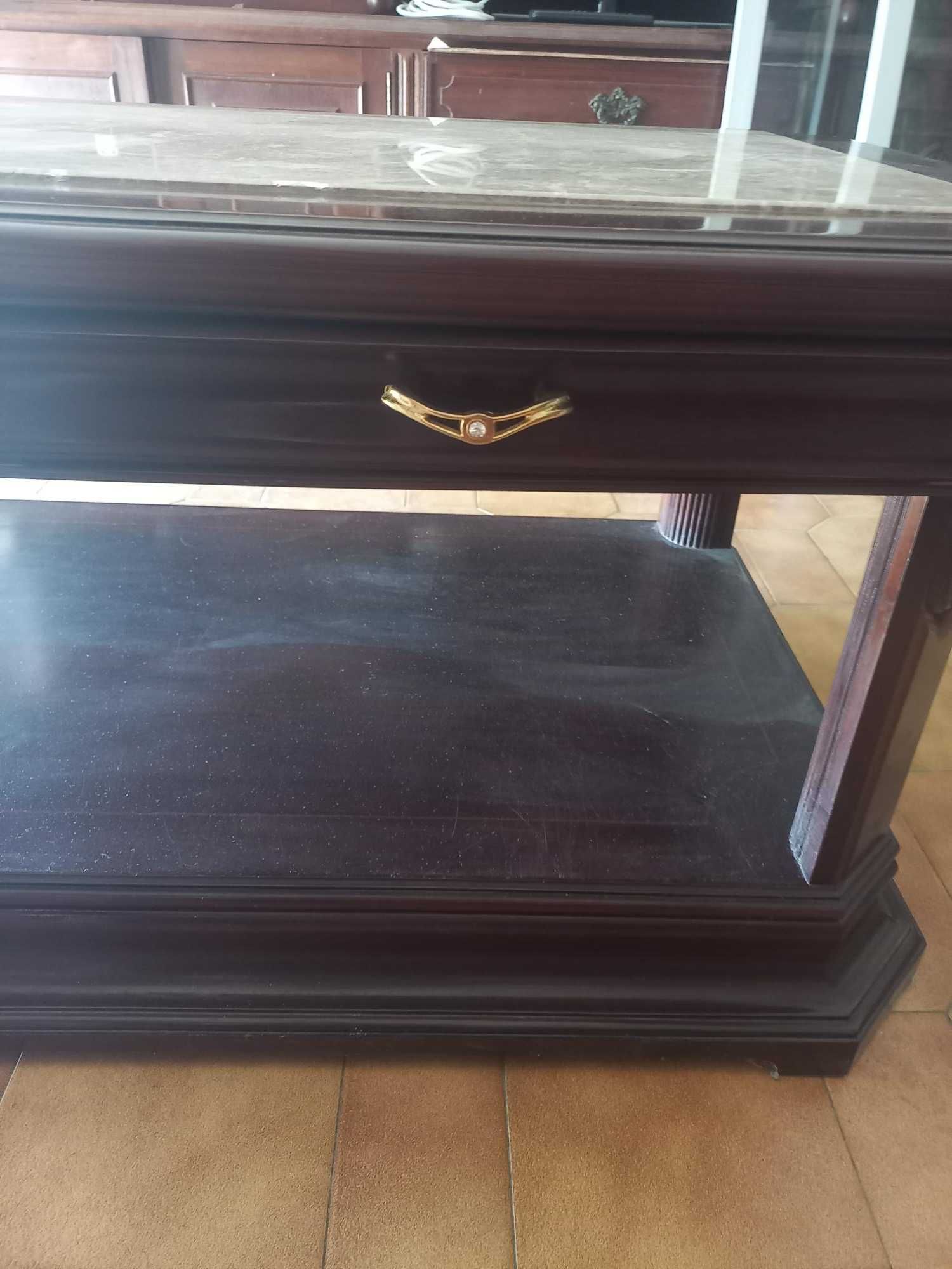 Mesa de Centro Clássica com Tampo em Mármore