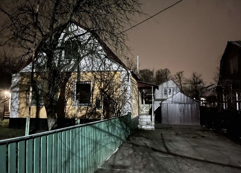 Продається окремий будинок в пригороді.