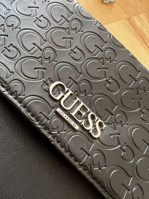 Torba torebka GUESS czarna kopertówka mala na łańcuszku ładna