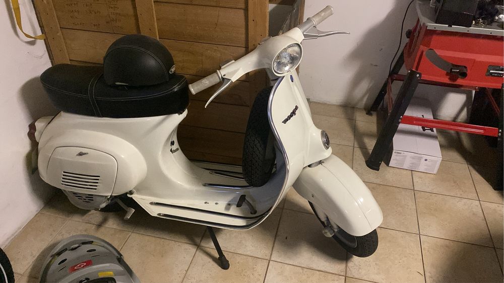 Vespa 50S, branca, totalmente restaurada
