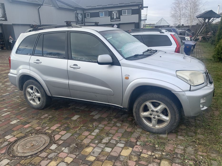 Toyota RAV 4 2004 рік
