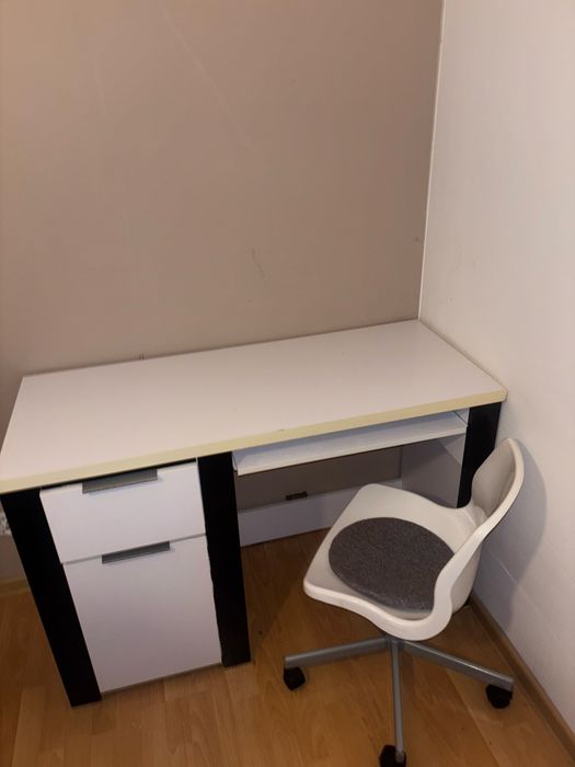 Biurko z czarnymi wykonczeniami