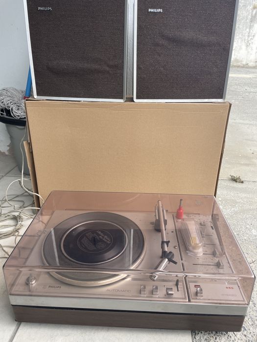 Gira discos Philips + 2 colunas (antigo)