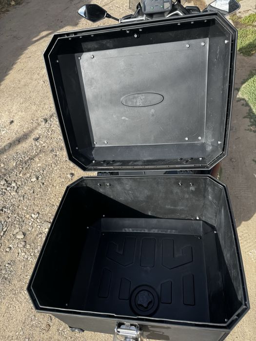 Продам бокс с заводским багажником на Yamaha Xmax 2018-2021