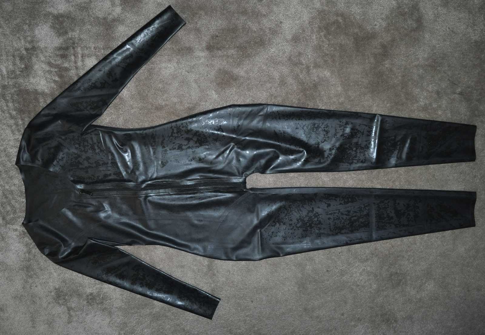 Czarny kombinezon z dekoltem latex 100% guma r. M/L