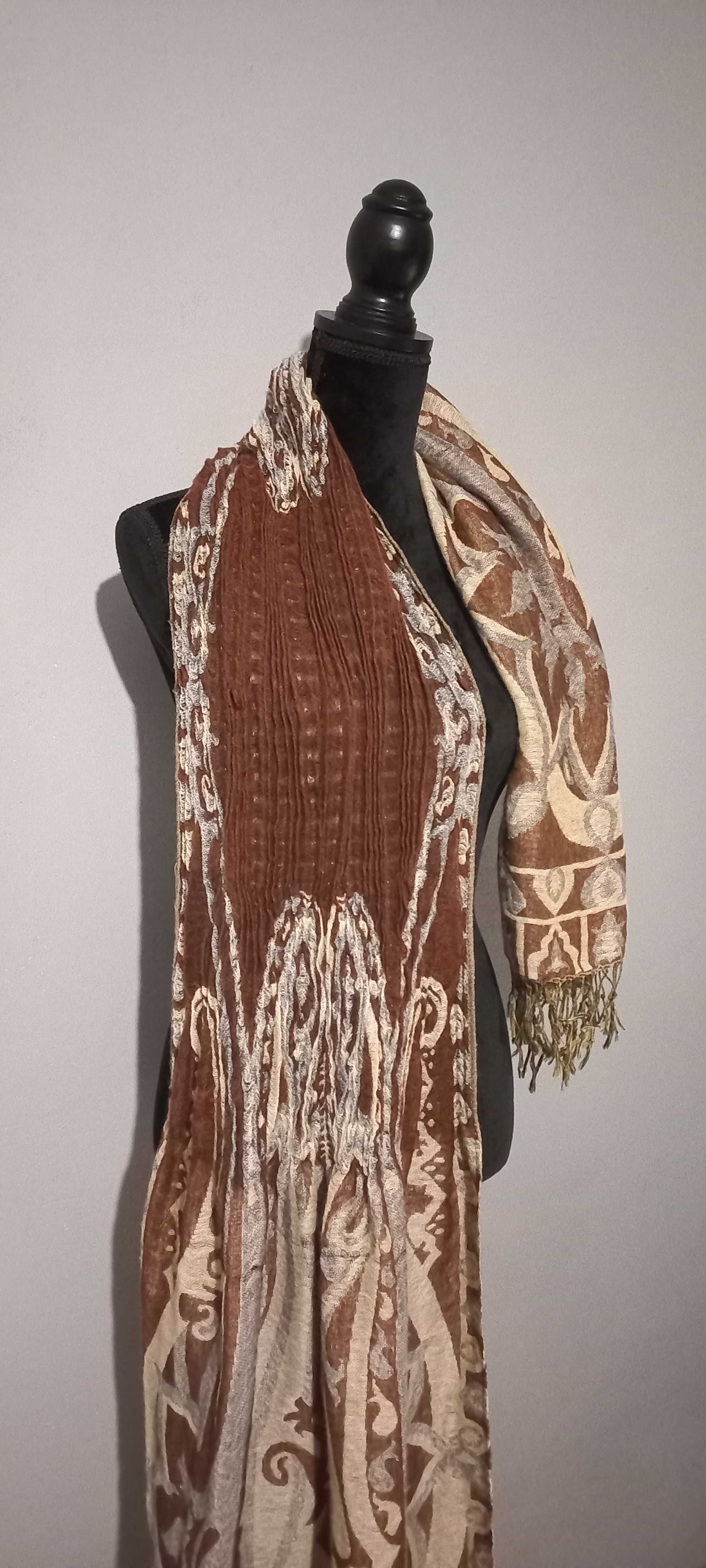 Długi szal / szalik z frędzlami brązowy beżowy z gumkami 69x188 cm