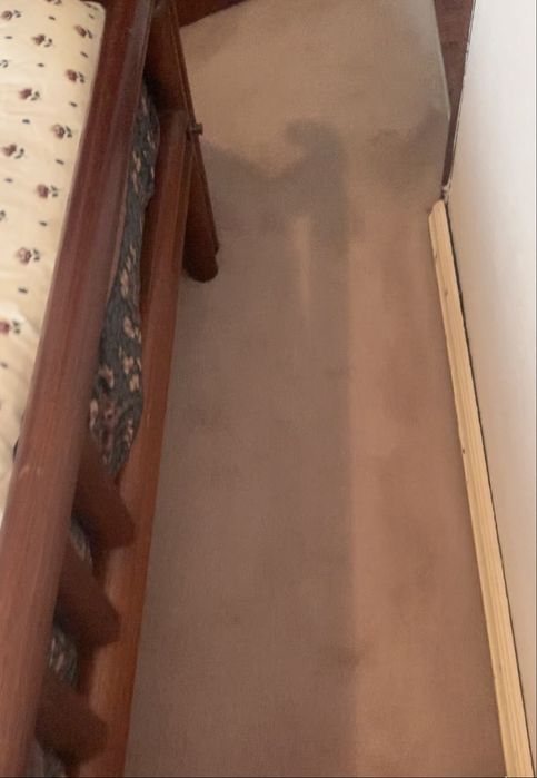 Quarto de casal em madeira escura .