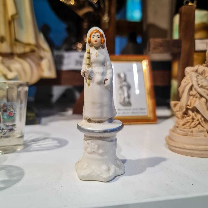 Estatueta Religiosa Porcelana Pintada à Mão–Figura de Freira / Noviças