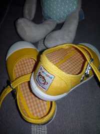 Sandálias com fivela amarelas