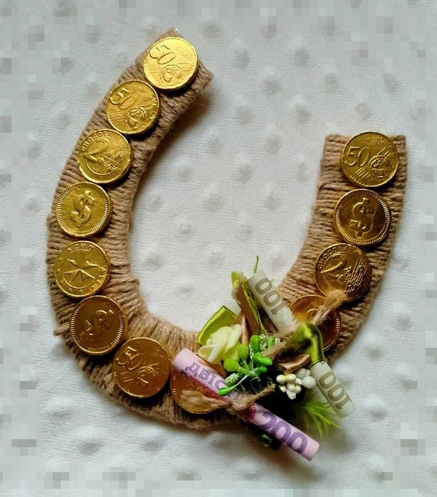 Подарки. Подкова из шоколадных монет. Подкова для денег.
