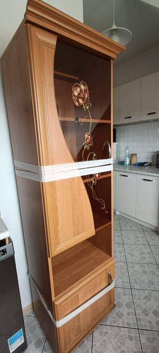 Słupek z witryną i ława