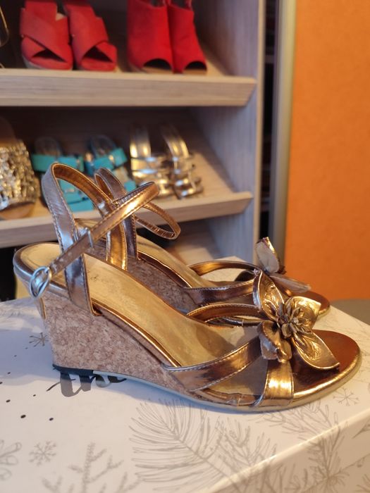 Złote sandałki 39