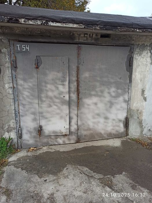 Гараж большой на 2 машины или склада можно на месяц