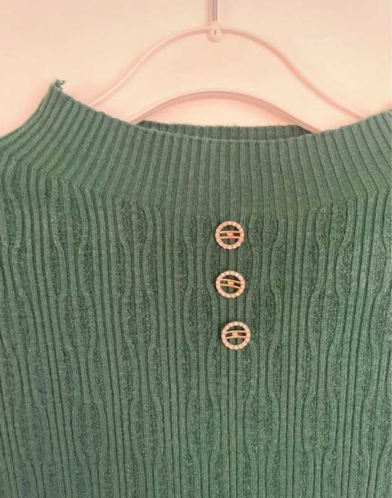 Zielony sweter sweterek ze złotymi guzikami
