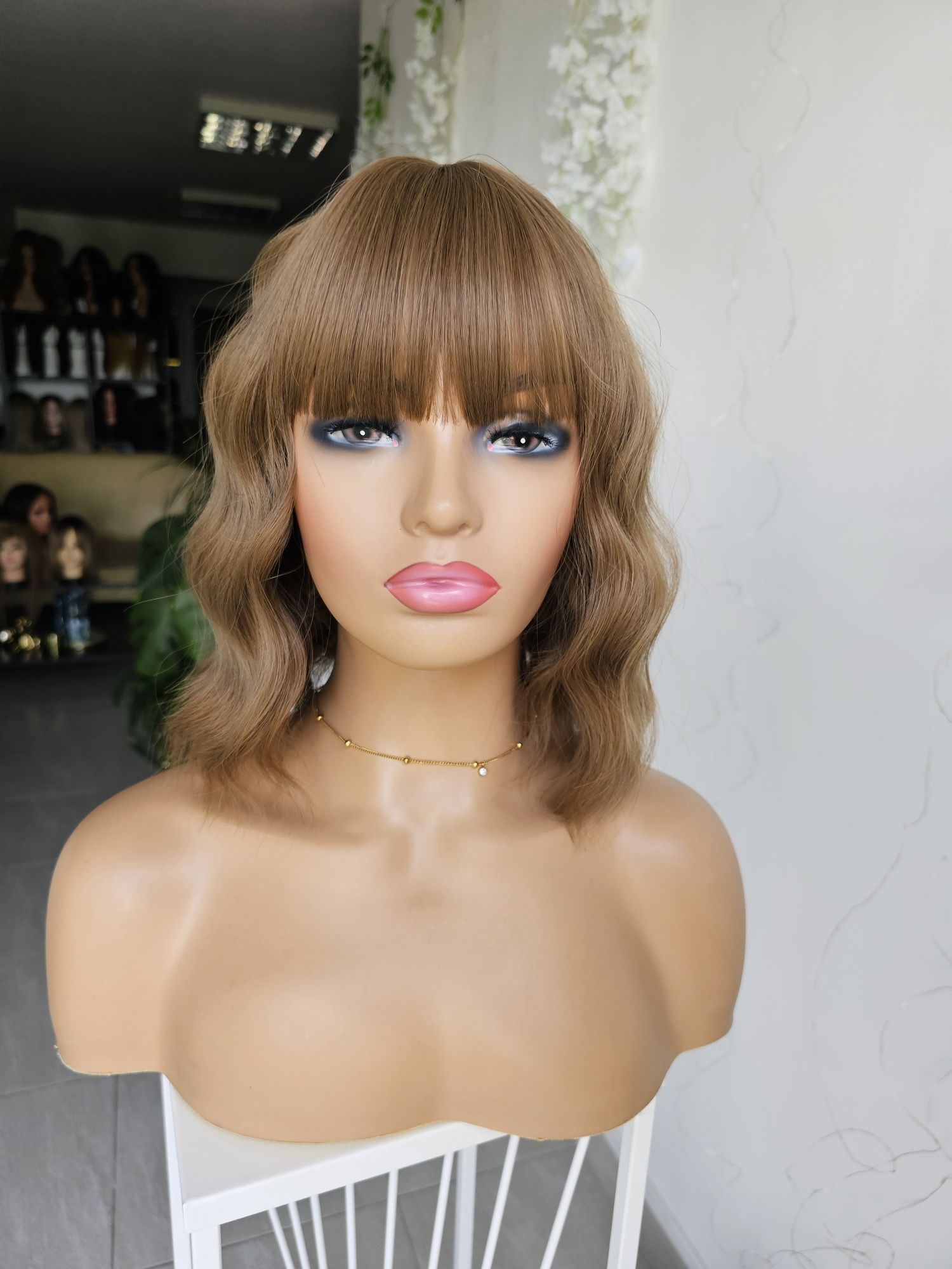 Peruka z grzywką Eliza 35 cm ciemny blond jasny brąz naturalna fryzura