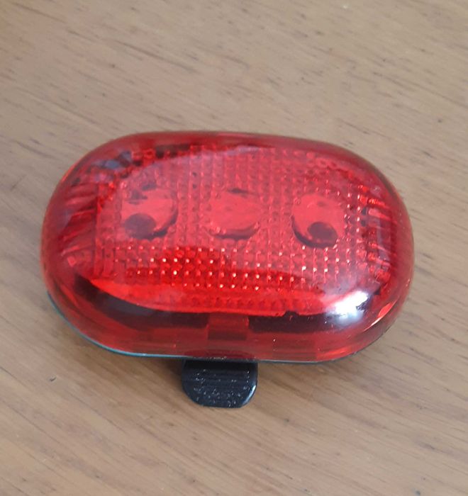 Luz Traseira para Bicicleta - Vermelha e Funcional a Pilhas
