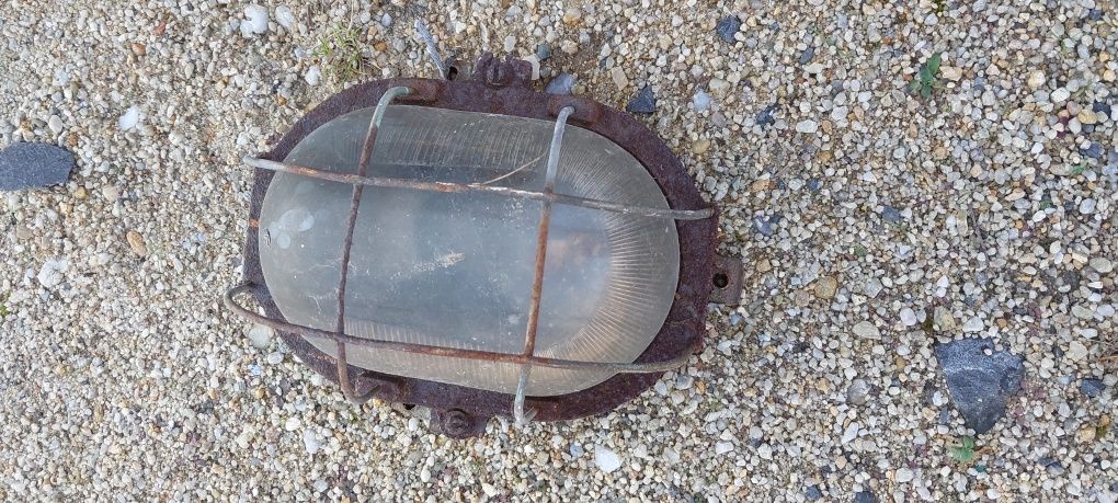 Lampa ze starego wagonu kolejowego
