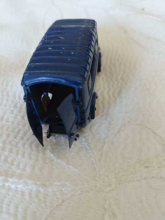 Furgão policial Renault. Uma miniatura do Renault 1000 kg, um furgão p