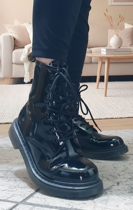 Botas de verniz novas