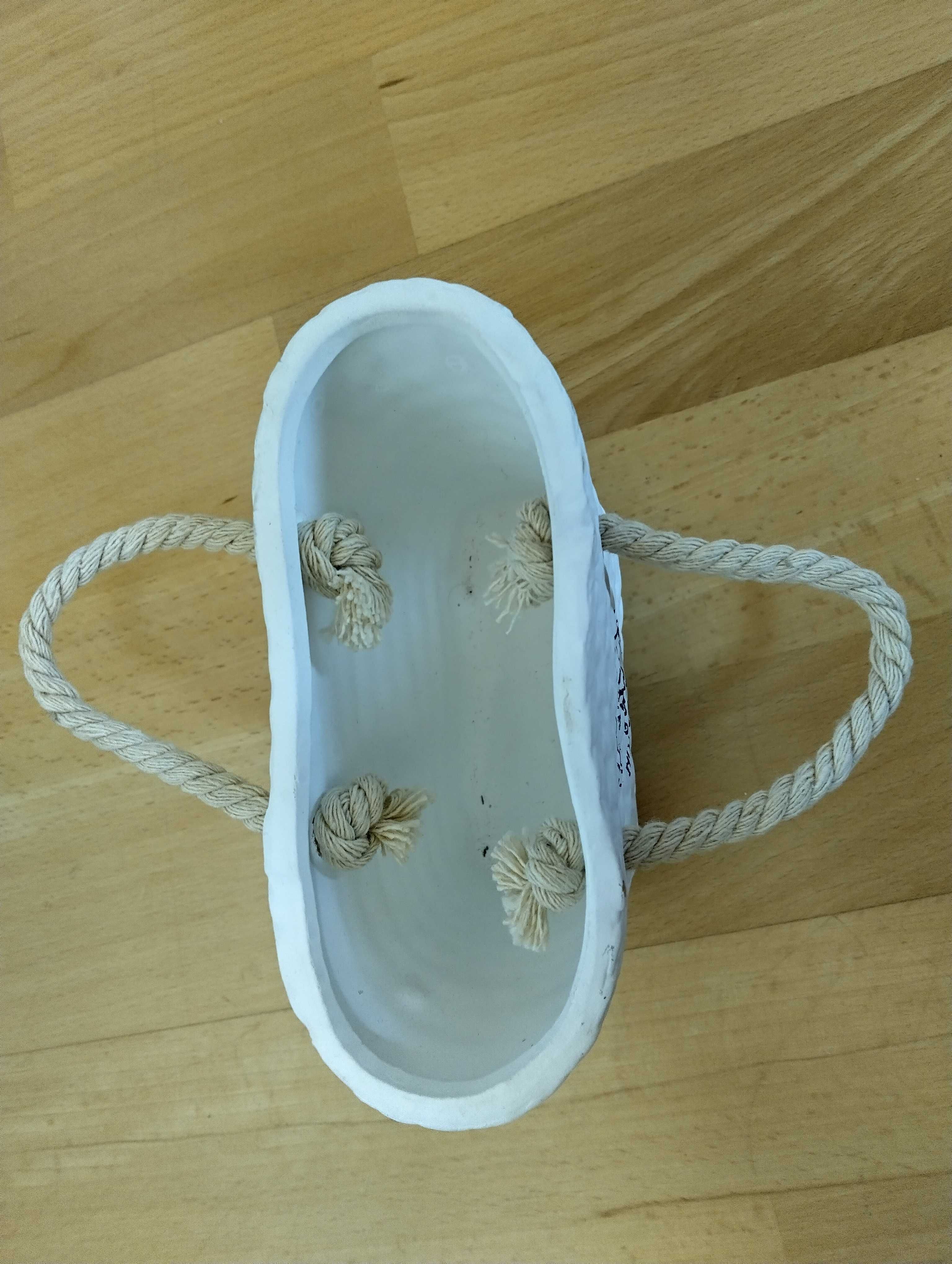 Mała ceramiczna doniczka w kształcie koszyczka