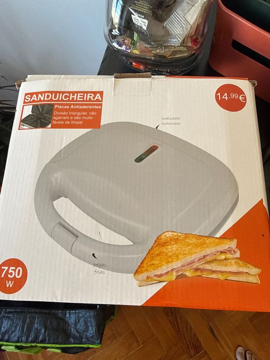Sanduicheira com indicador luminoso