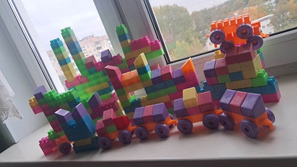 Большой пластиковый конструктор