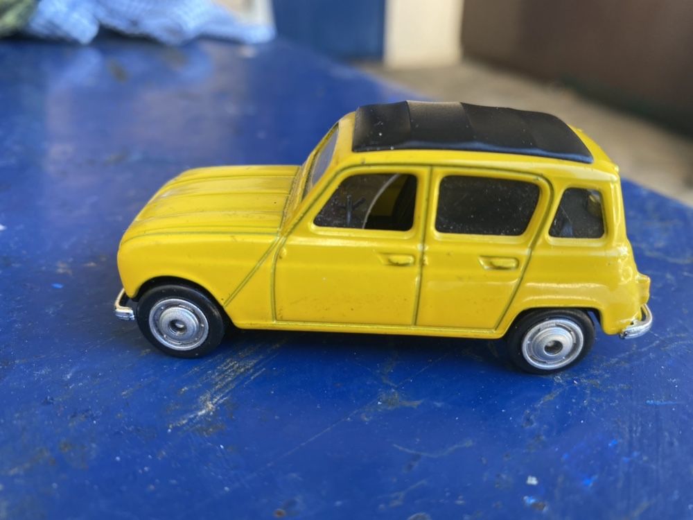 Renailt 4 miniatura em excelente estado.
