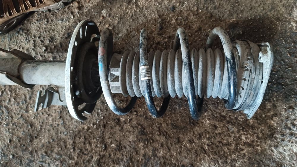 Стойкі передні амортизатори взборі Пежо 308 т9 2016р