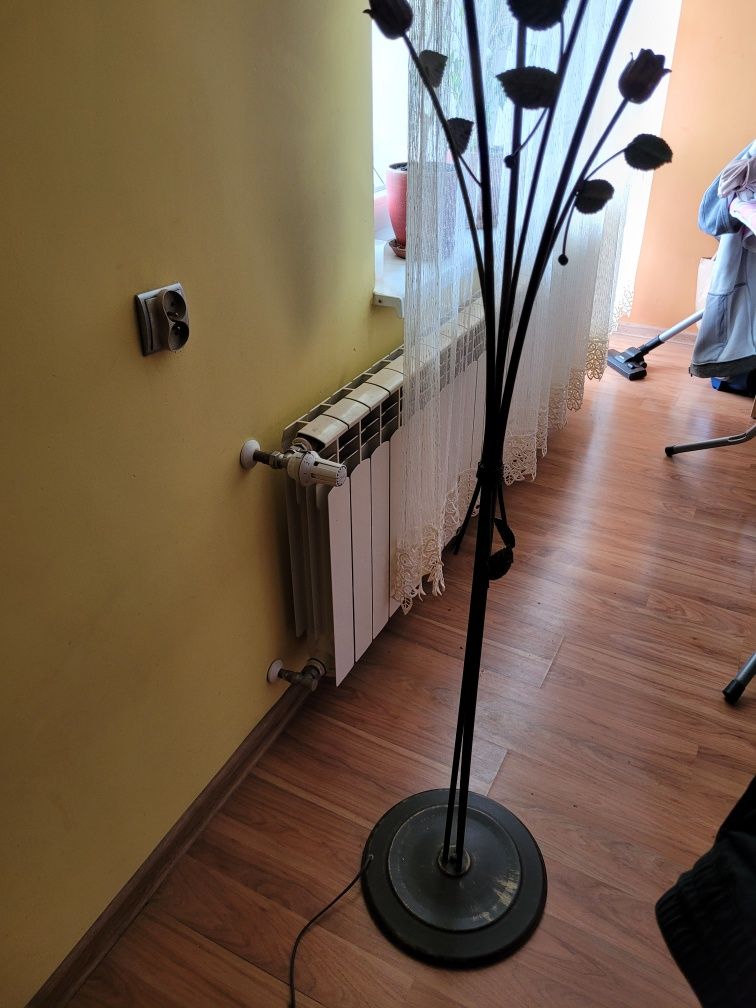 Lampa stojąca do pokoju