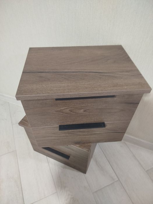 Прикроватні тумбочки