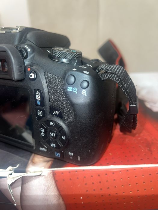 Máquina fotográfica Canon EOS 2000D + cartão micro + 2 baterias