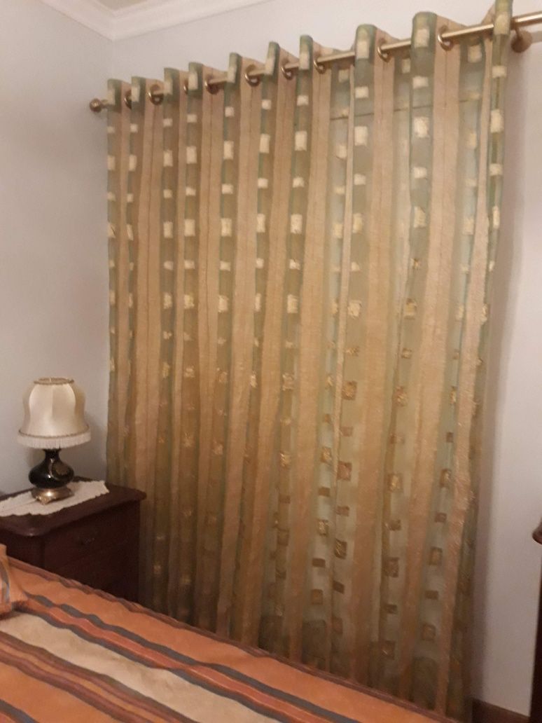 Cortinados de quarto ou sala.