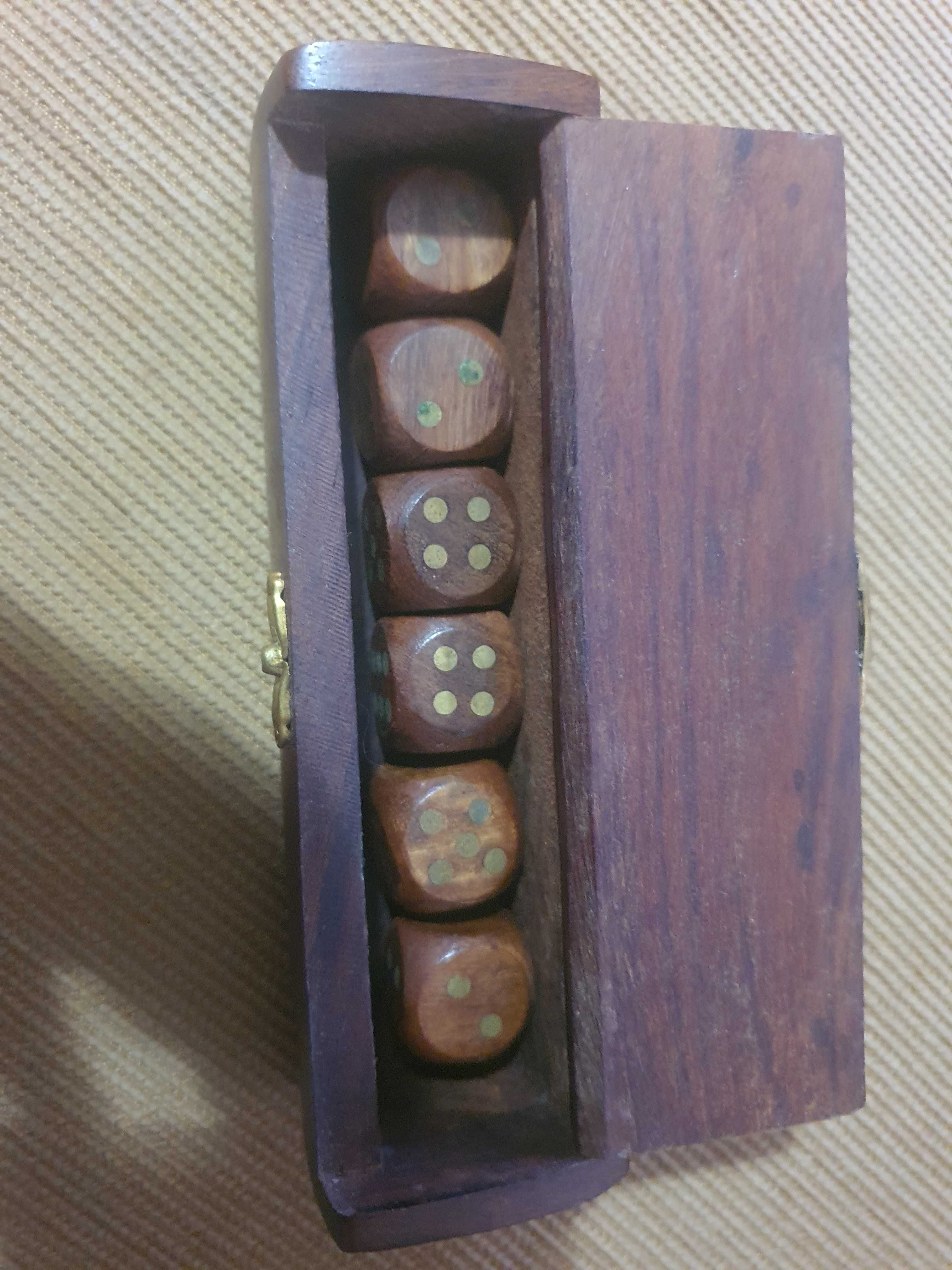 Caixa em madeira com 6 dados