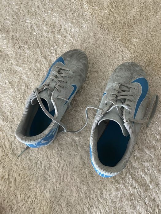 Vendo 2 pares de chuteiras